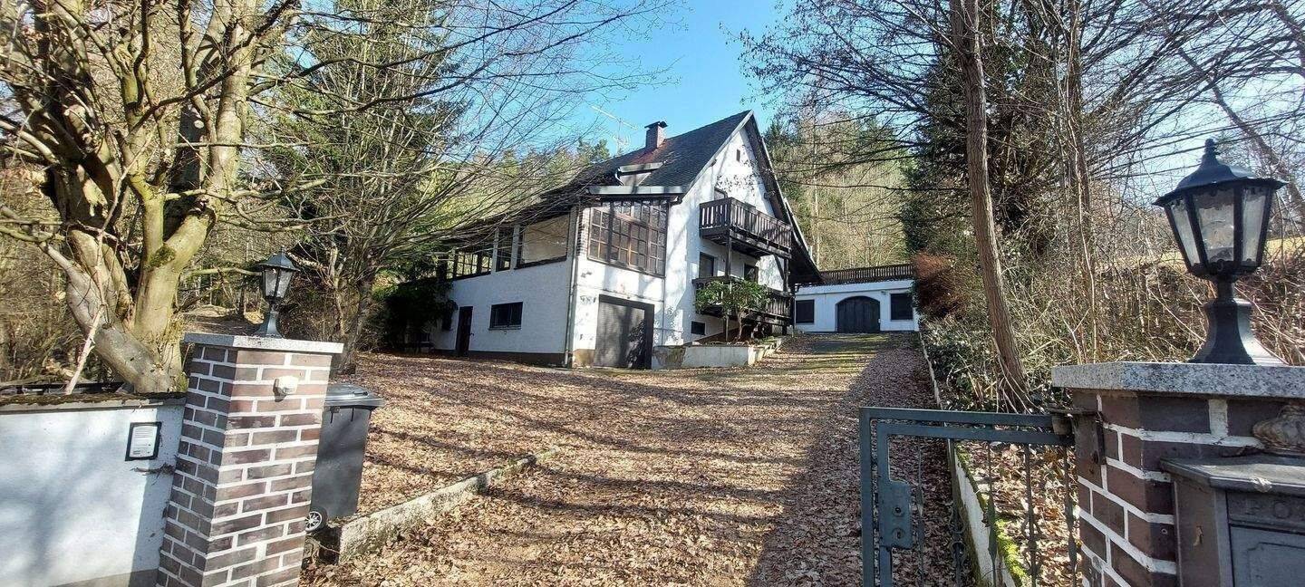 Ländliches Anwesen in traumhafter Lage, 2 Häuser auf 2 Flurstücke mit 2398 m² Grund und ca. 300 m² Wohnfläche in absoluter Waldrandlage ohne Nachbarn, 92705 Leuchtenberg