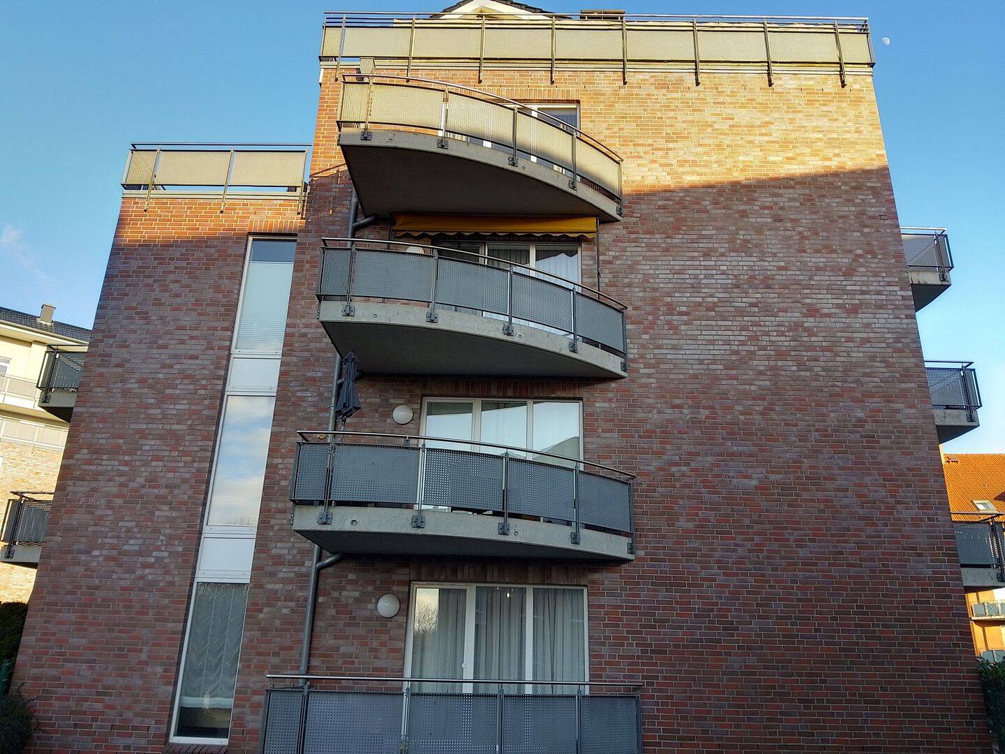 Moderne 2 1/2-Zimmer-Wohnung mit 2 Balkonen