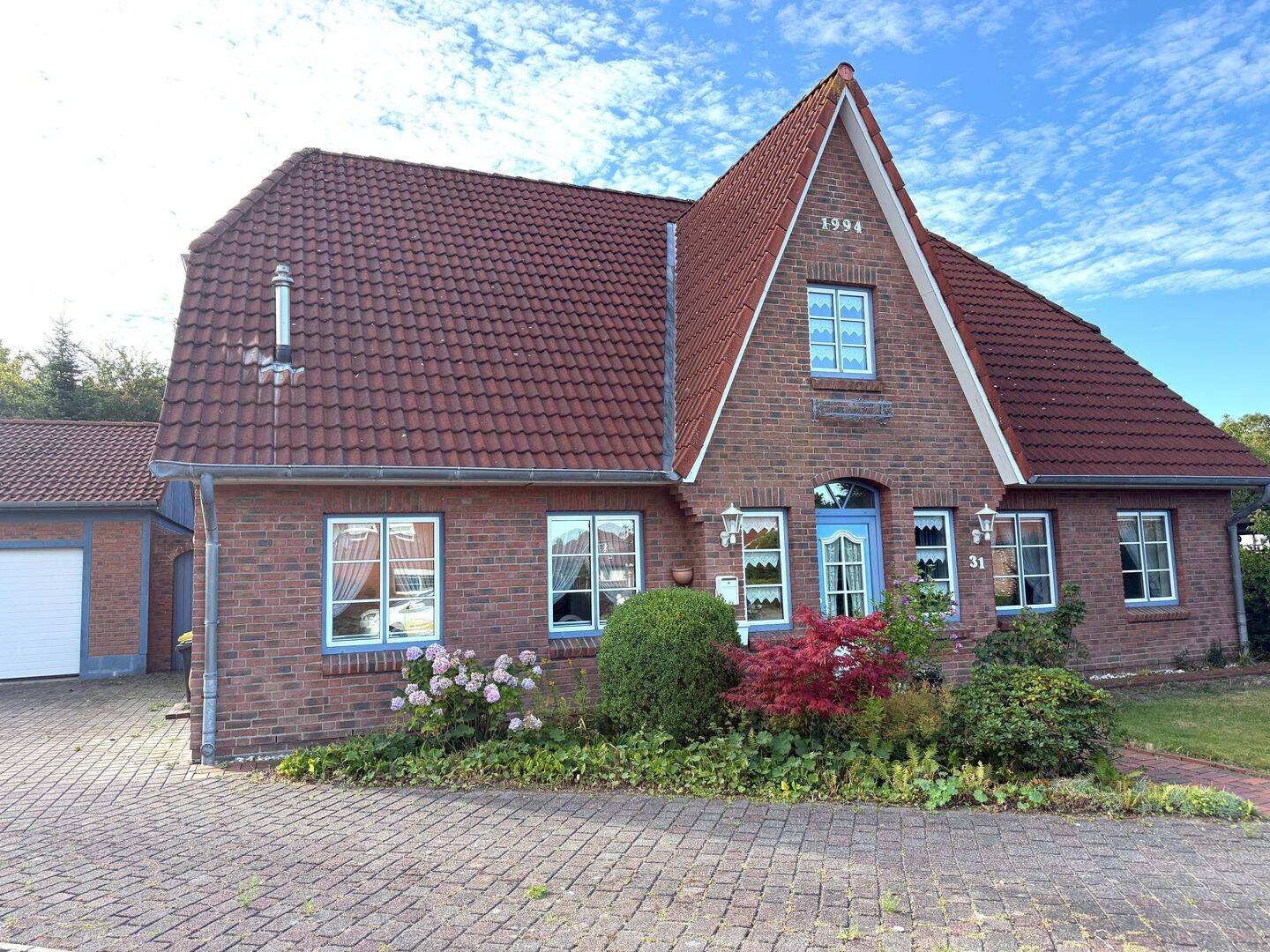 Raumvielfalt: Wohnhaus mit Garage und Carport für Wohnmobil im Herzen von Husum, 25813 Husum