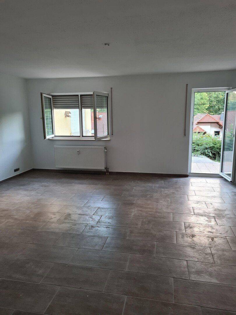 Großzügige 3-Zimmer-Terrassenwohnung in Hanglage mit Südterrasse und 2 Stellplätzen, 63628 Bad Soden-Salmünster