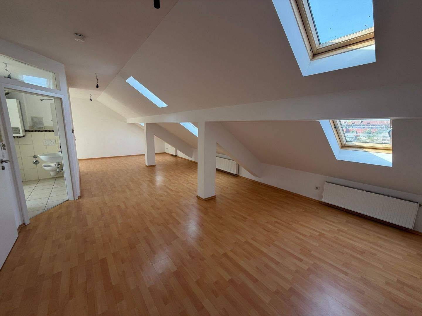 Provisionsfrei: Schöne 3-Zimmer-Dachgeschosswohnung in Gostenhof, 90429 Nürnberg