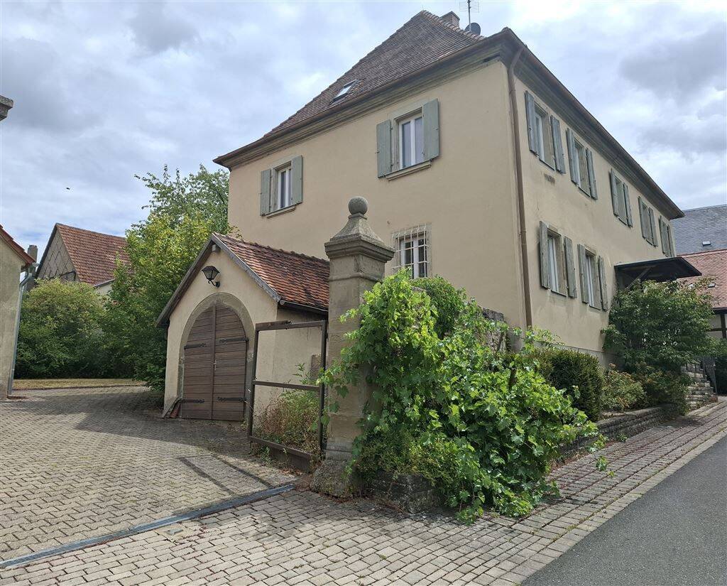 Historisches Pfarrhaus mit Charme – großzügiges Wohnen auf ca. über 1.100 m² Grundstück, 97342 Seinsheim