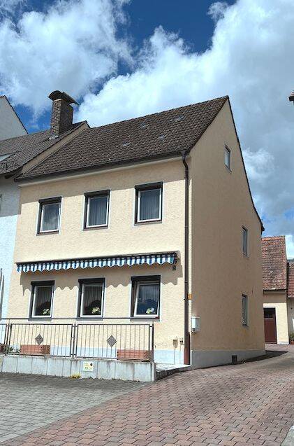 Älteres Wohnhaus mit Garage und Nebengebäude in zentrumsnaher Lage, 85276 Pfaffenhofen a.d. Ilm