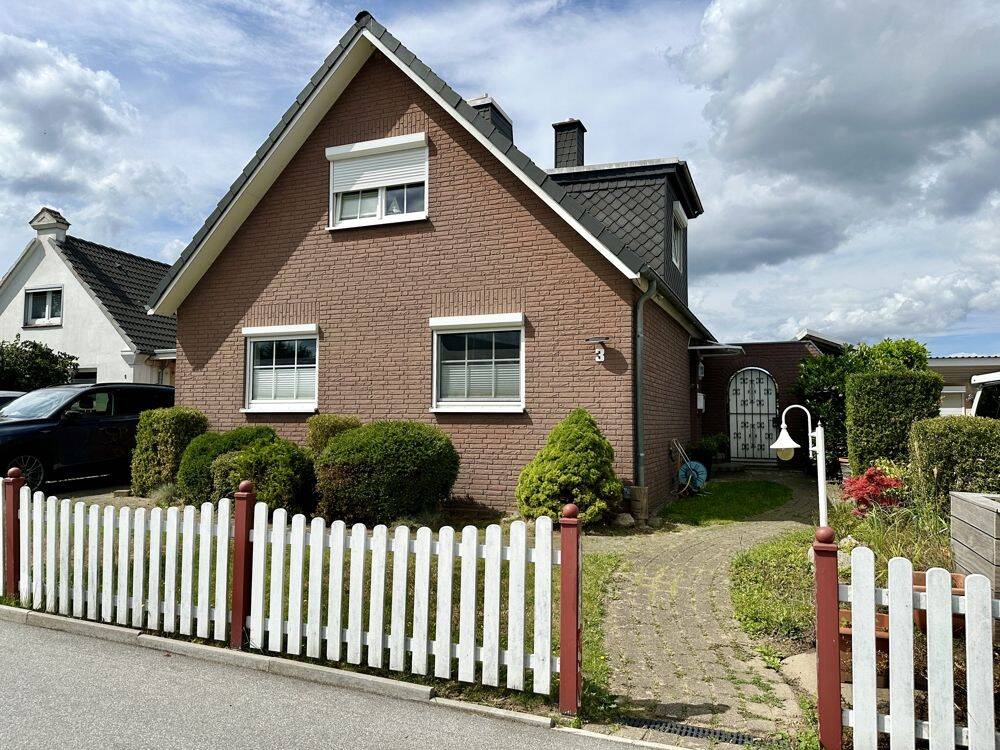 Solides Einfamilienhaus mit herrlichem Garten auf Eigenland, 23570 Lübeck (Travemünde)