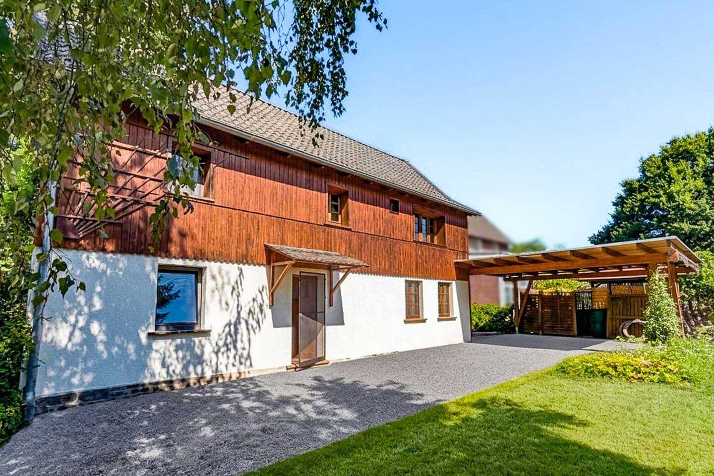 Liebevoll gepflegtes Fachwerkhaus direkt an der Hängebrücke über die Sieg in Eitorf-Halft, 53783 Eitorf