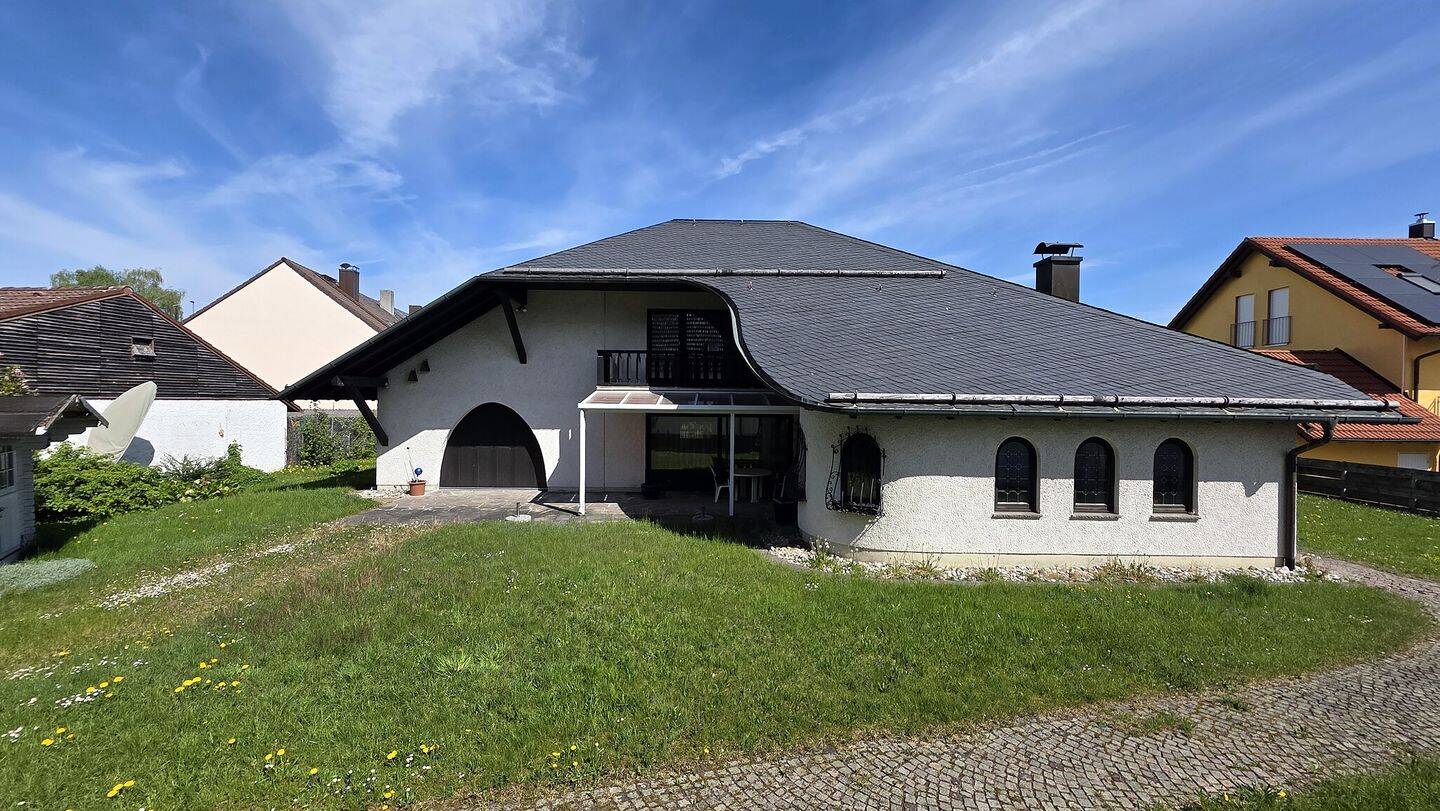 Viel Platz, viele Möglichkeiten: Einfamilienhaus auf großem Süd-Grundstück in Puchheim-Ort, 82178 Puchheim