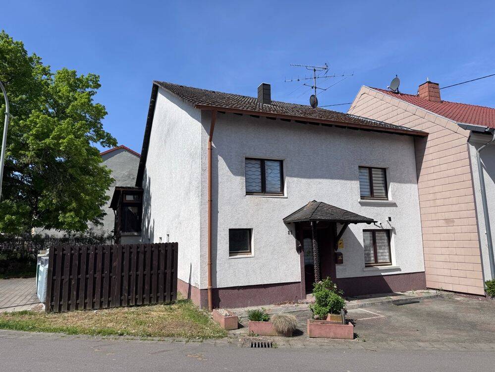 Leidingen: Einfamilienhaus mit 120 m² Wohnfläche, 100 m² Ausbaupotenzial und Garten, 66798 Wallerfangen