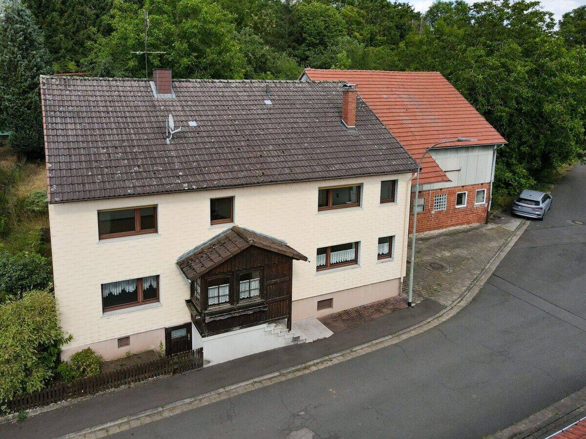 Hofanlage mit Einfamilienhaus, Nebengebäuden & Grünflächen in Holzmühl, 36399 Freiensteinau