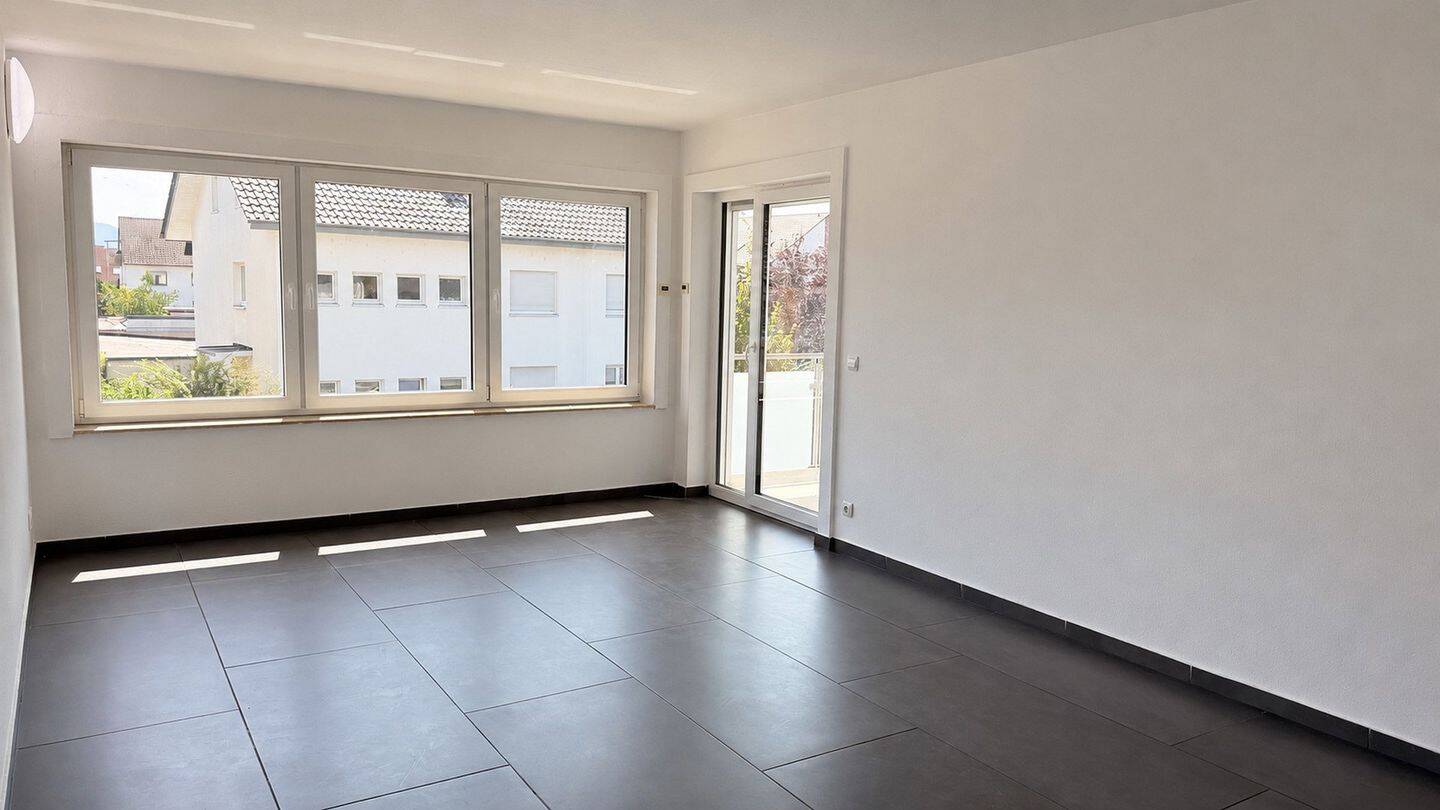 Provisionsfrei: Helle 3-Zimmer-Wohnung mit Loggia, Fußbodenheizung & Stellplatz in Hügelsheim, 76549 Hügelsheim