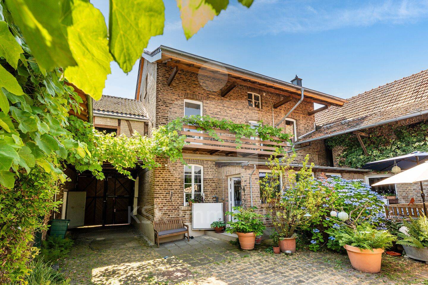 Charmantes Einfamilienhaus mit großzügiger Hofanlage, Innenhof und viel Platz für die ganze Familie, 53359 Rheinbach