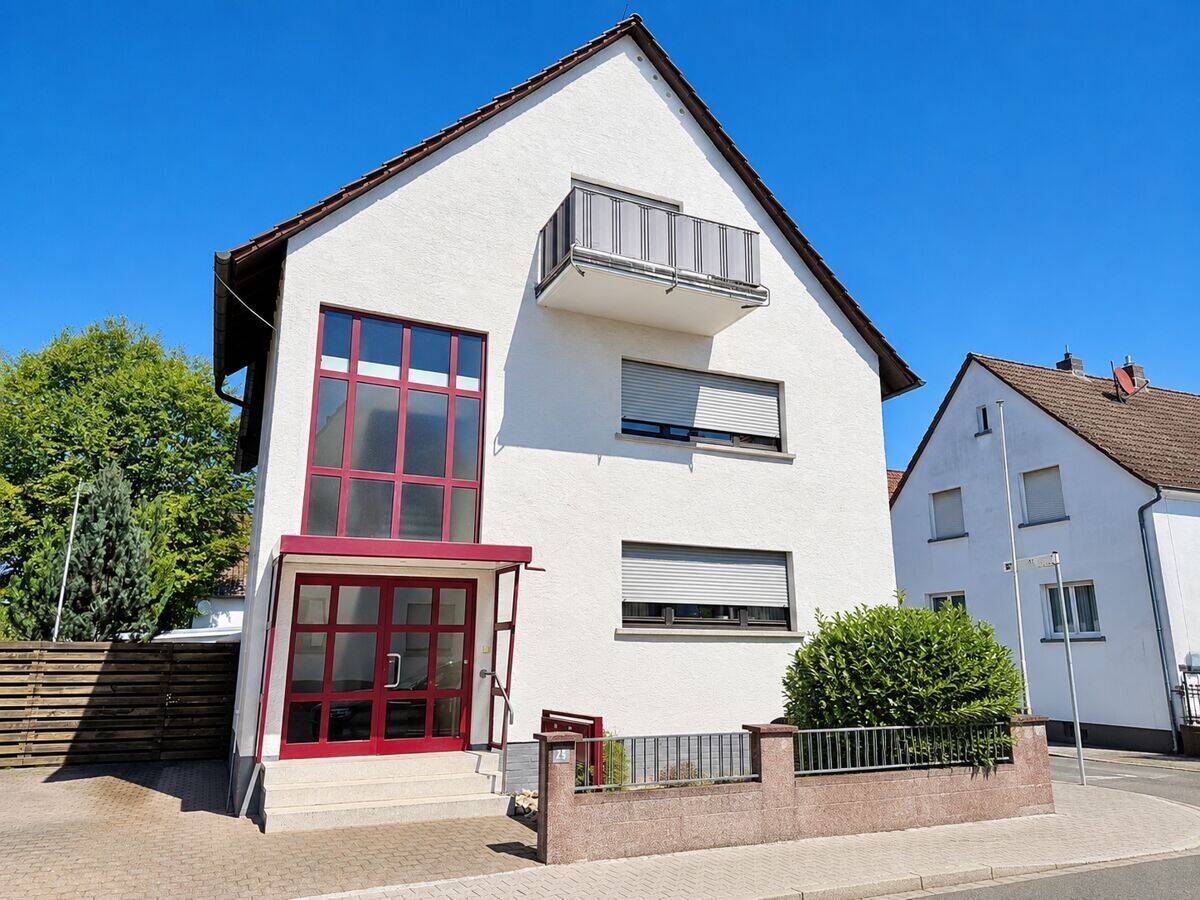 Modernisierte Dachgeschosswohnung mit Balkon in gepflegtem Dreifamilienhaus, 63110 Rodgau