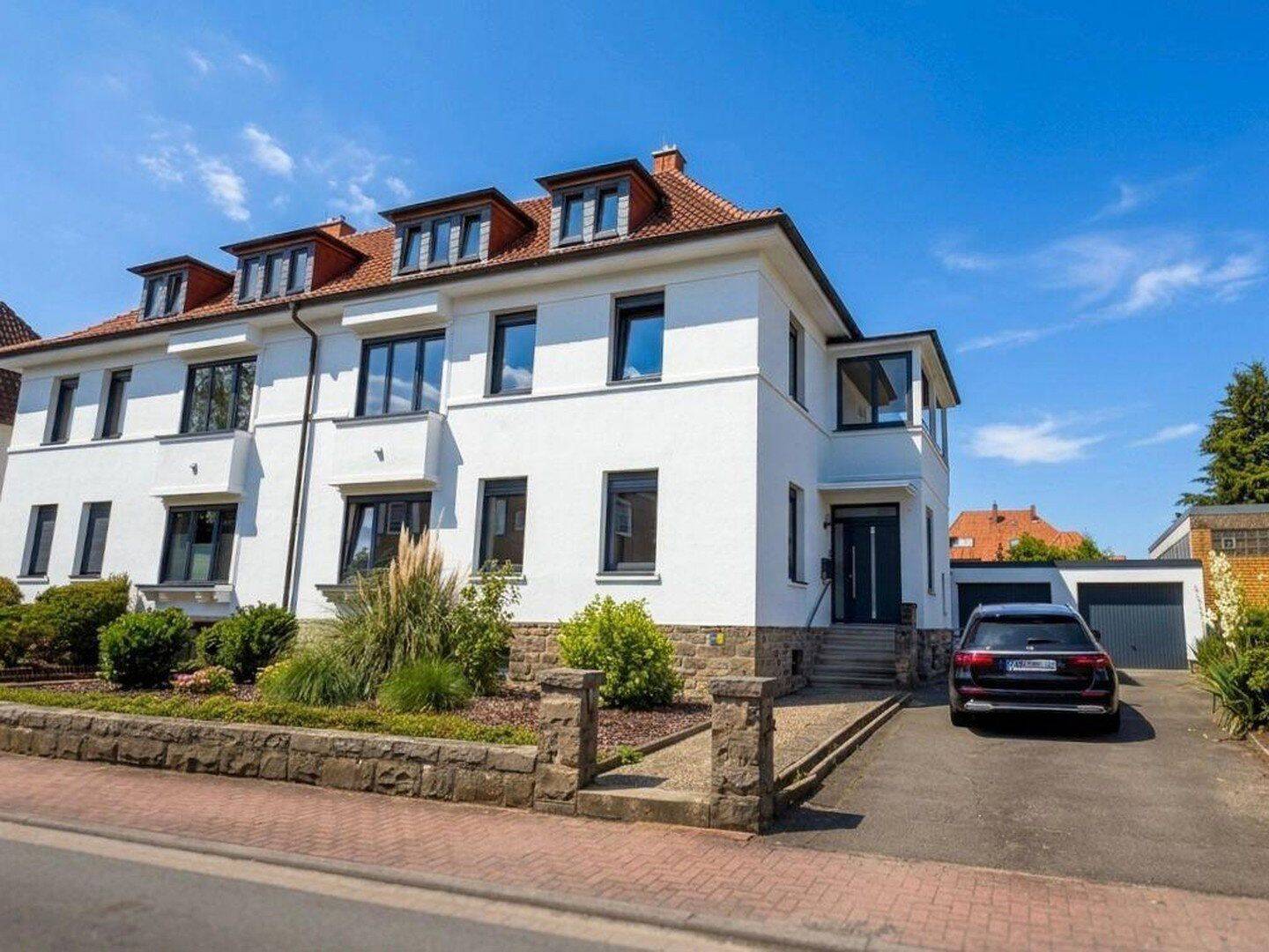 Exklusives Wohnen am Stadthäger Wall: Frisch sanierte Doppelhaushälfte mit großem Garten & 2 Garagen, 31655 Stadthagen