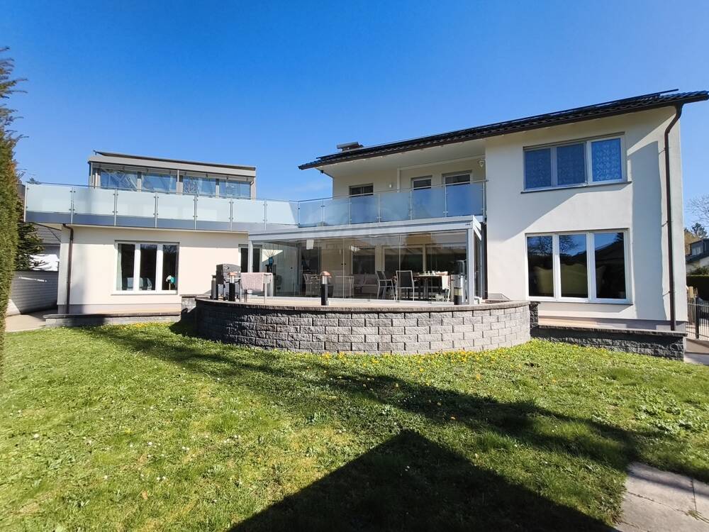 Große Villa mit zwei Wintergärten und beheiztem Außenpool, 61350 Bad Homburg v.d. Höhe