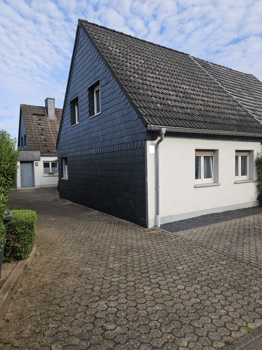 Charmantes Immobilienensemble in Trier-Heiligkreuz/ Weismark. Doppelhaushälfte mit Anbau und Grundstück.