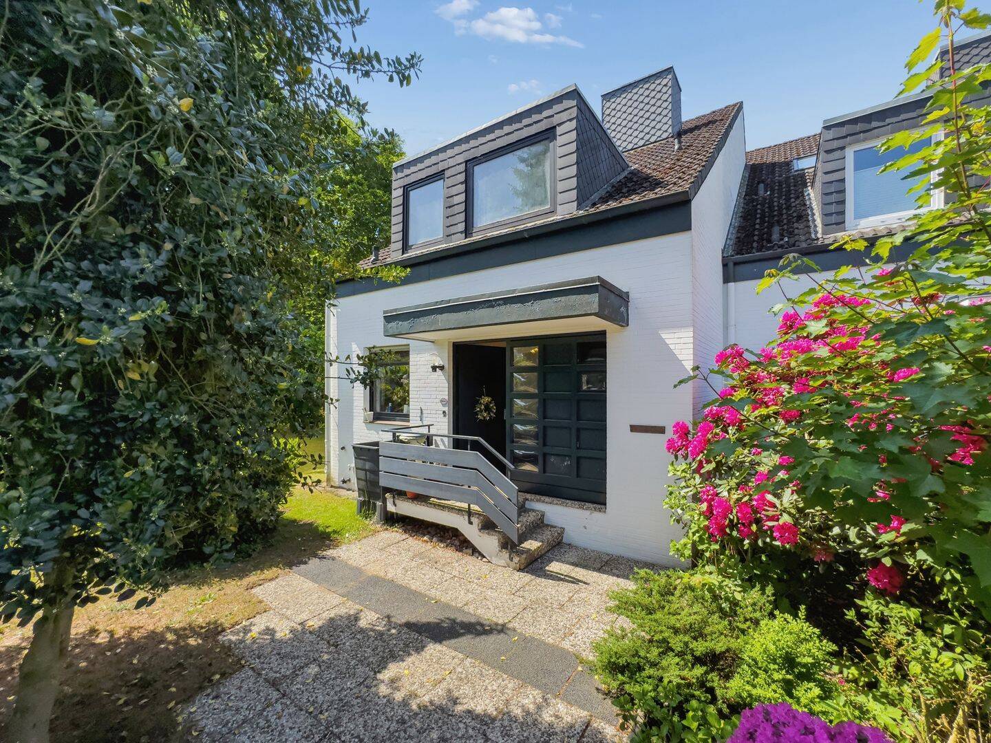 Parkähnliches Grundstück in Alt-Rahlstedt – großzügige Doppelhaushälfte mit Kamin, Loggia und Garage, 22149 Hamburg (Wandsbek Rahlstedt Tonndorf)