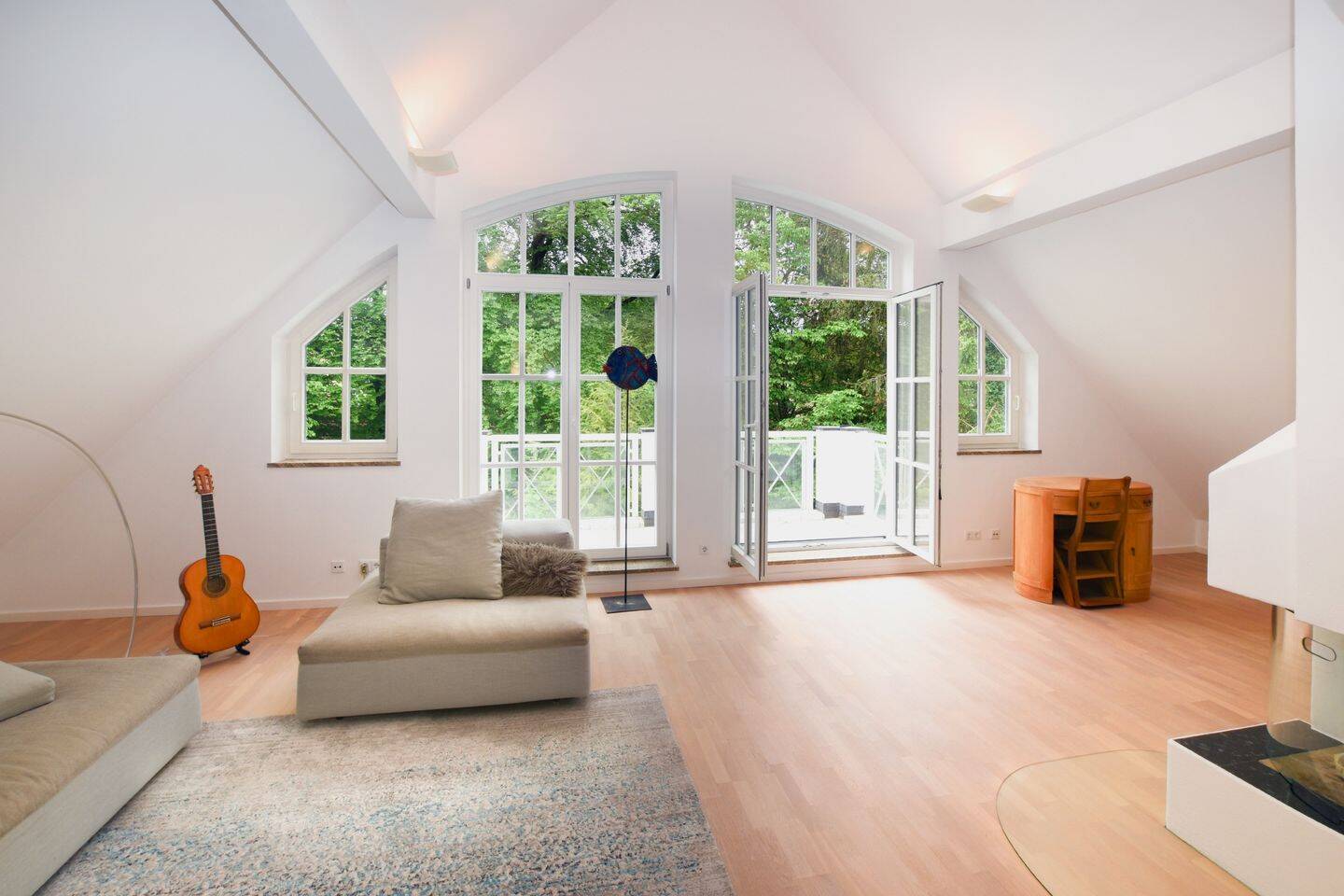 AIGNER – Lichtdurchflutete Dachgeschosswohnung mit separatem Hobbyraum am Pasinger Stadtpark – 81243 München – Bild 1 von 9