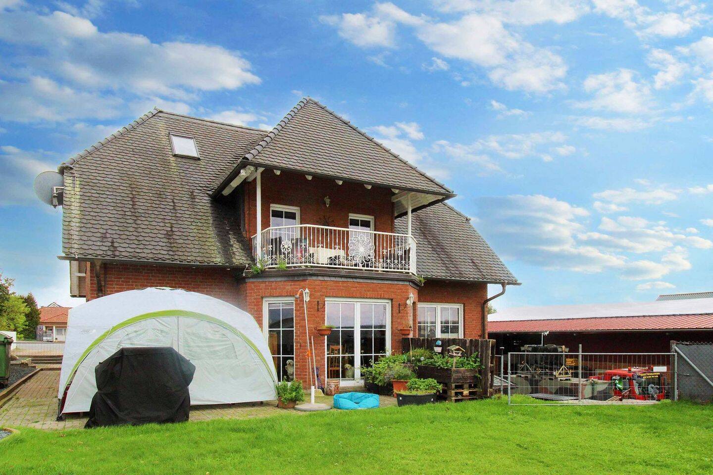 Wohnen und Arbeiten: EFH mit Büro, Garagen, Garten und großer Halle. Gesamt: 654m², 38729 Lutter am Barenberge