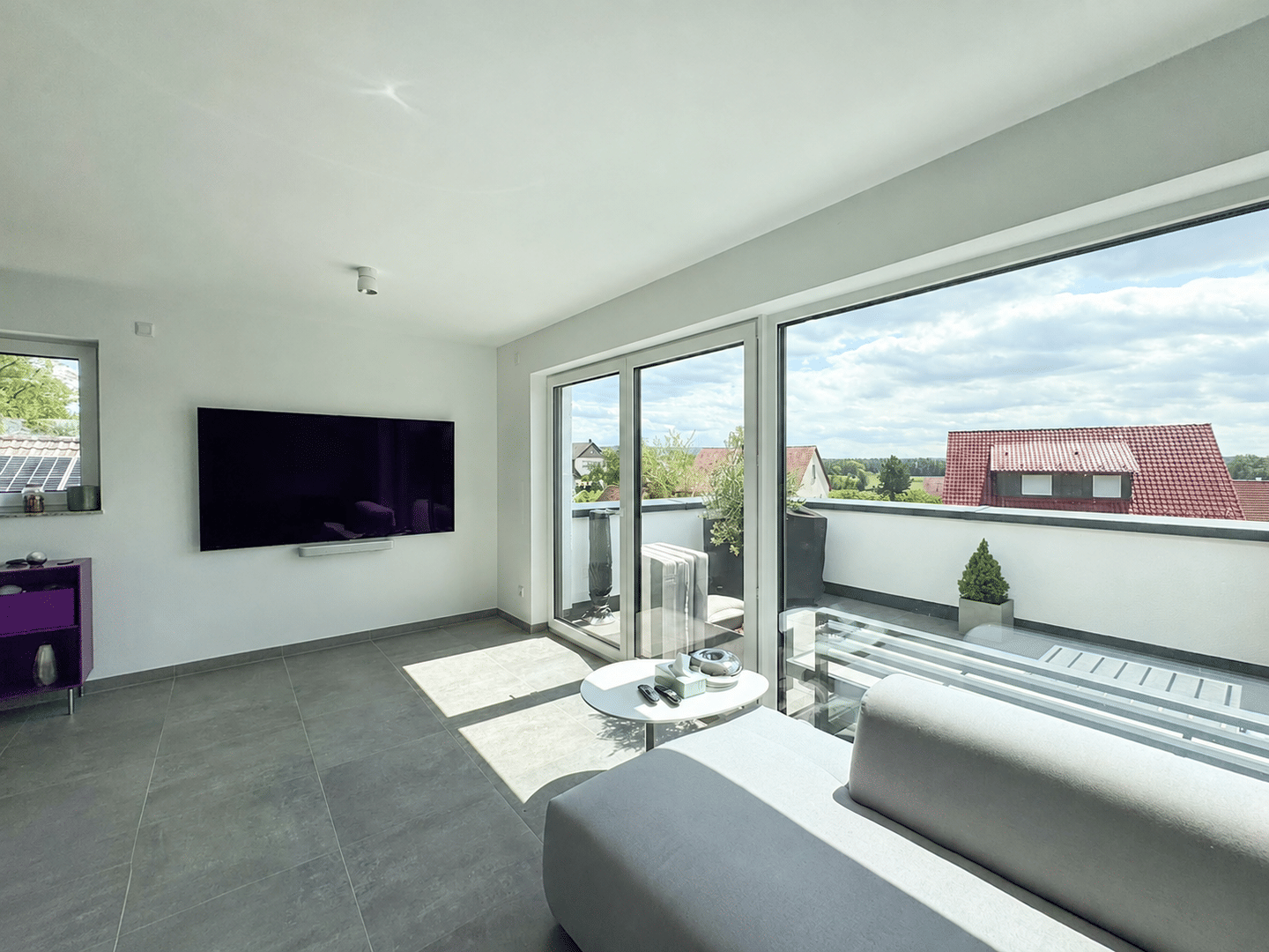 Großer Balkon, Garage, moderne Einbauküche – 3-Raum-Wohnung im Zweifamilienhaus, 91227 Leinburg