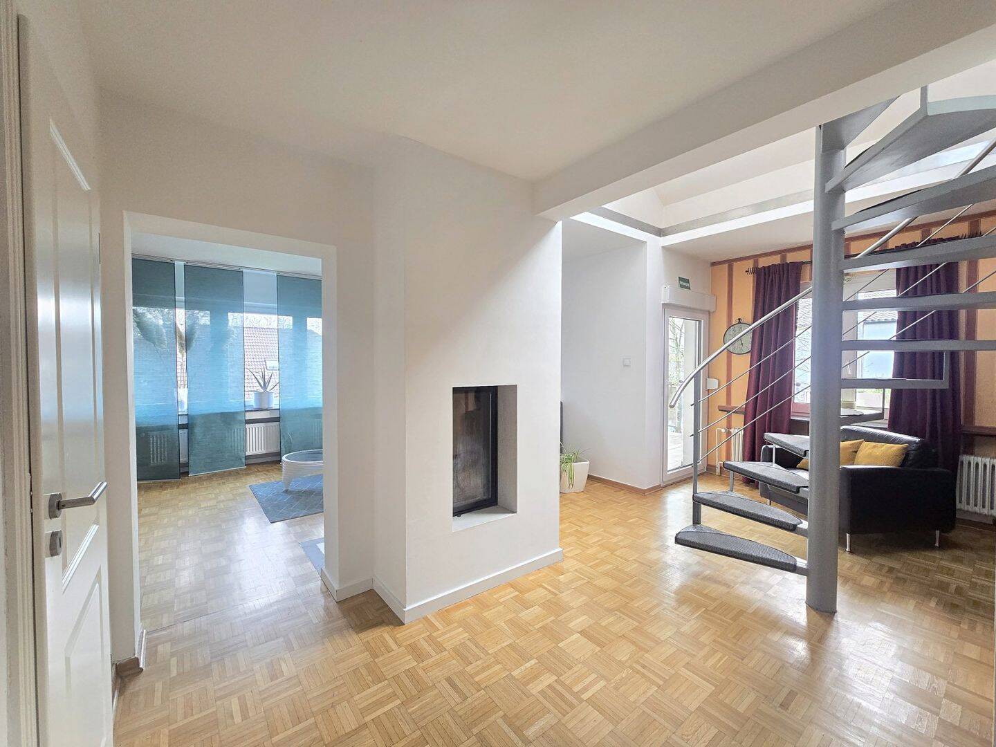 Außergewöhnlich wohnen auf ca. 185 m² – Maisonette mit zwei Kaminen & großem Sonnenbalkon, 40764 Langenfeld (Rhld.)