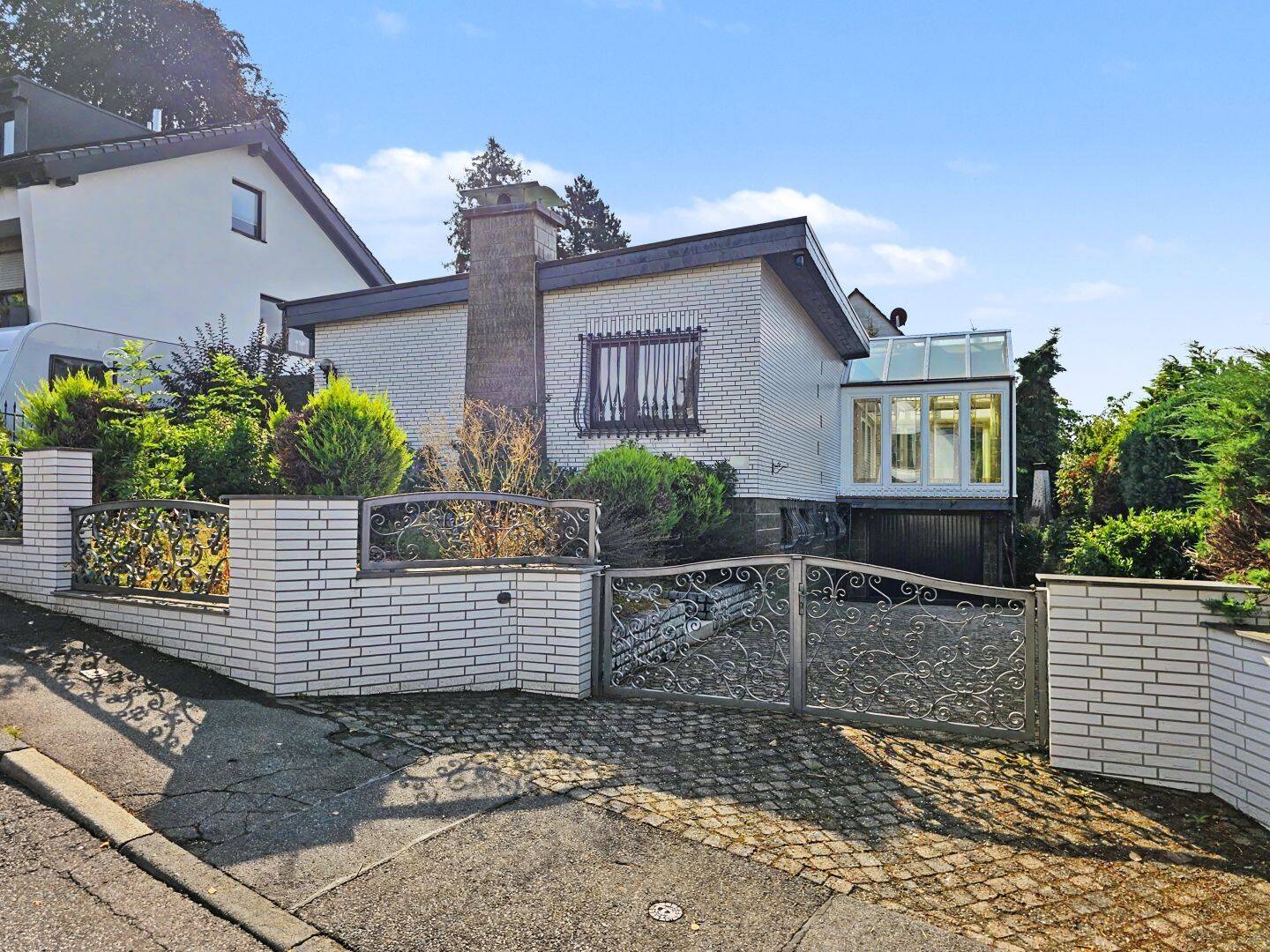 Aachen-Haaren: Ruhig gelegener Wohntraum mit charmantem Wintergarten und optimaler Anbindung, 52080 Aachen