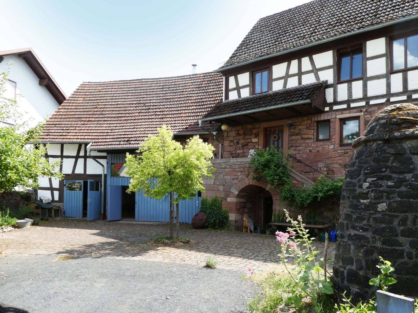 AUMÜLLER-Immobilien – Charmantes Bauernhaus mit moderner EBK, zwei Bädern und Hofgarten mit Scheune, 63599 Biebergemünd