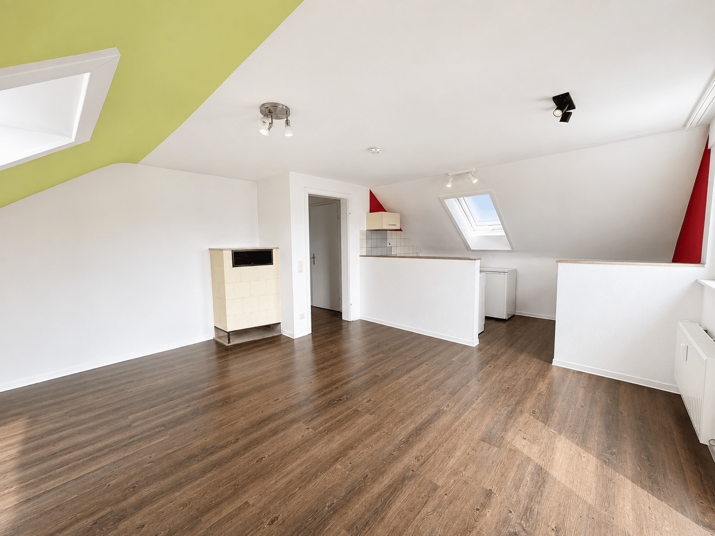 Renovierte 2-Zimmer-Dachgeschosswohnung mit Küchenzeile und Balkon AN EINZELPERSON, 72649 Wolfschlugen