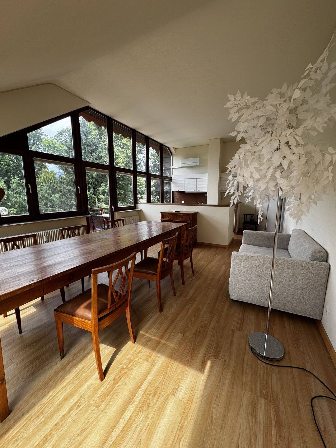 Möblierte 2,5-Zimmerwohnung im DG mit Balkon, Panoramafenstern und Blick ins Grüne, 76534 Baden-Baden
