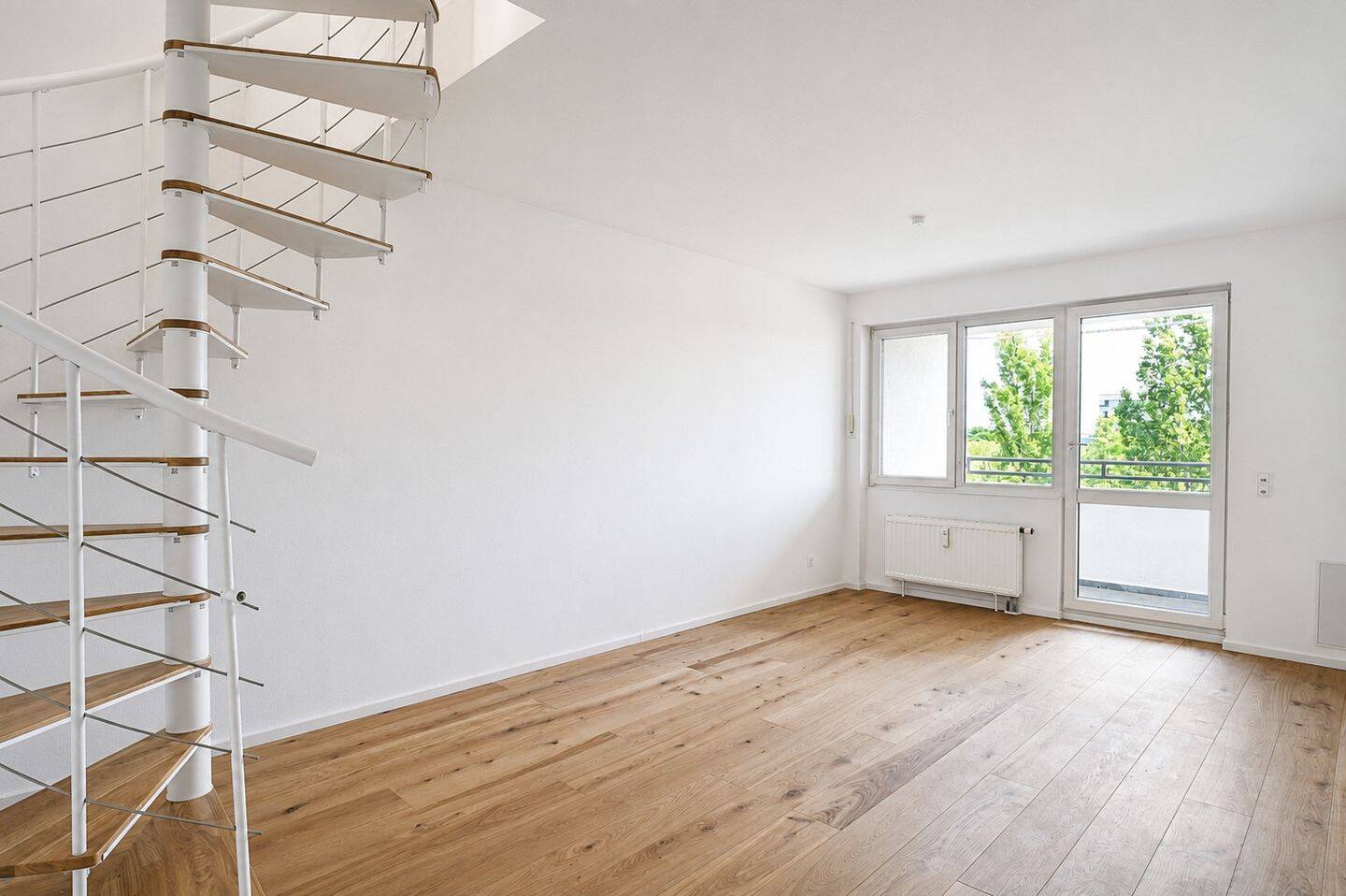 AIGNER – Wohnen auf zwei Etagen: Helle 4-Zimmer-Maisonettewohnung mit Südost-Balkon, 80637 München (Moosach Neuhausen-Nymphenburg)