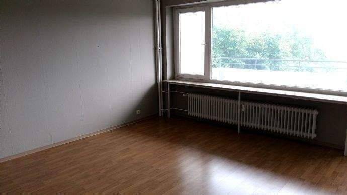 Schöne 2,5-Zimmer-Wohnung mit Wannenbad, Balkon, Aufzug, Stellplatz, 24568 Kaltenkirchen