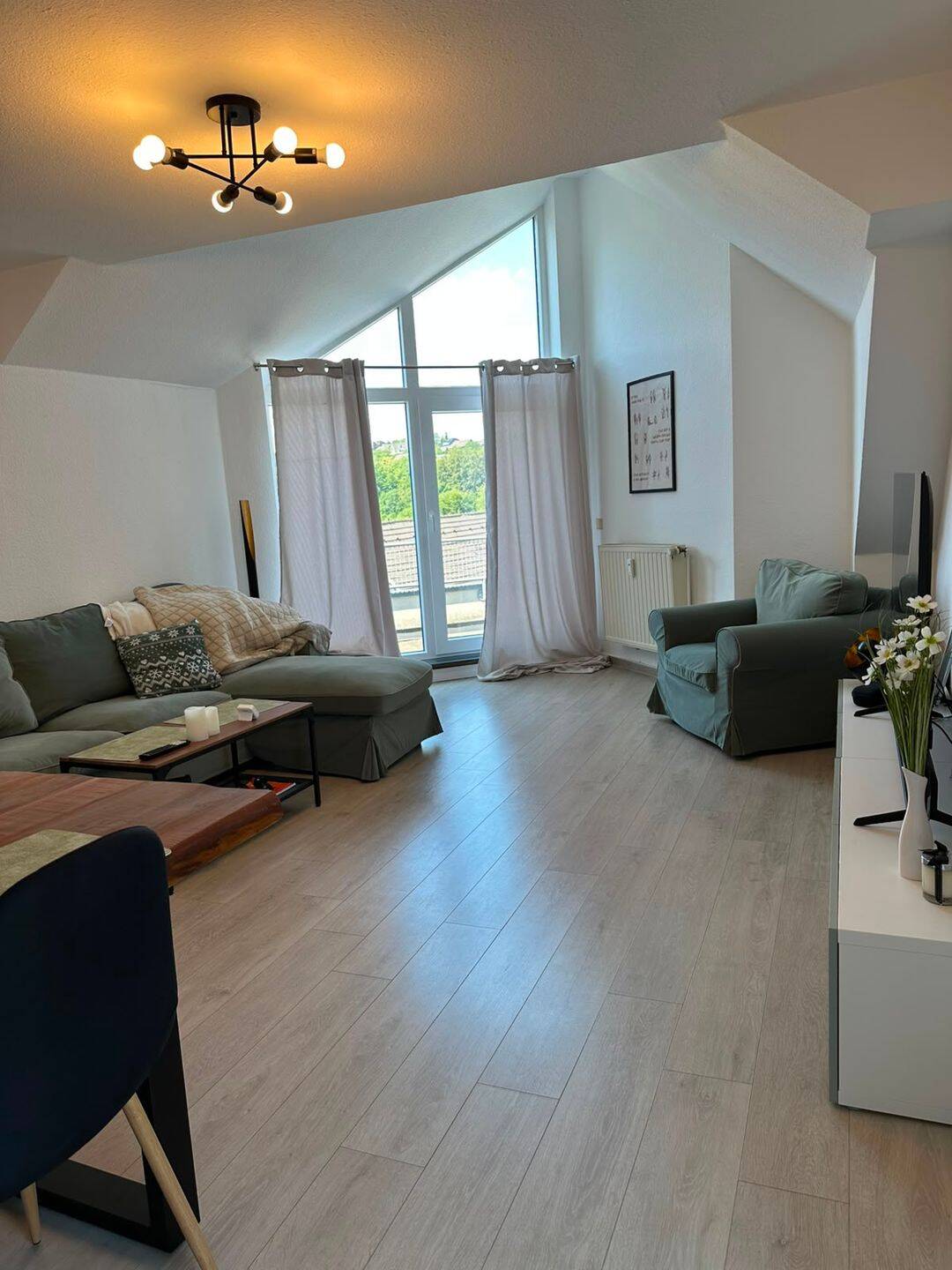 Helle 3,5-Zi. DG-Wohnung mit EBK, 2 Balkonen, Stellplatz & Keller in Bestlage von Reichshof-Eckenhagen, 51580 Reichshof