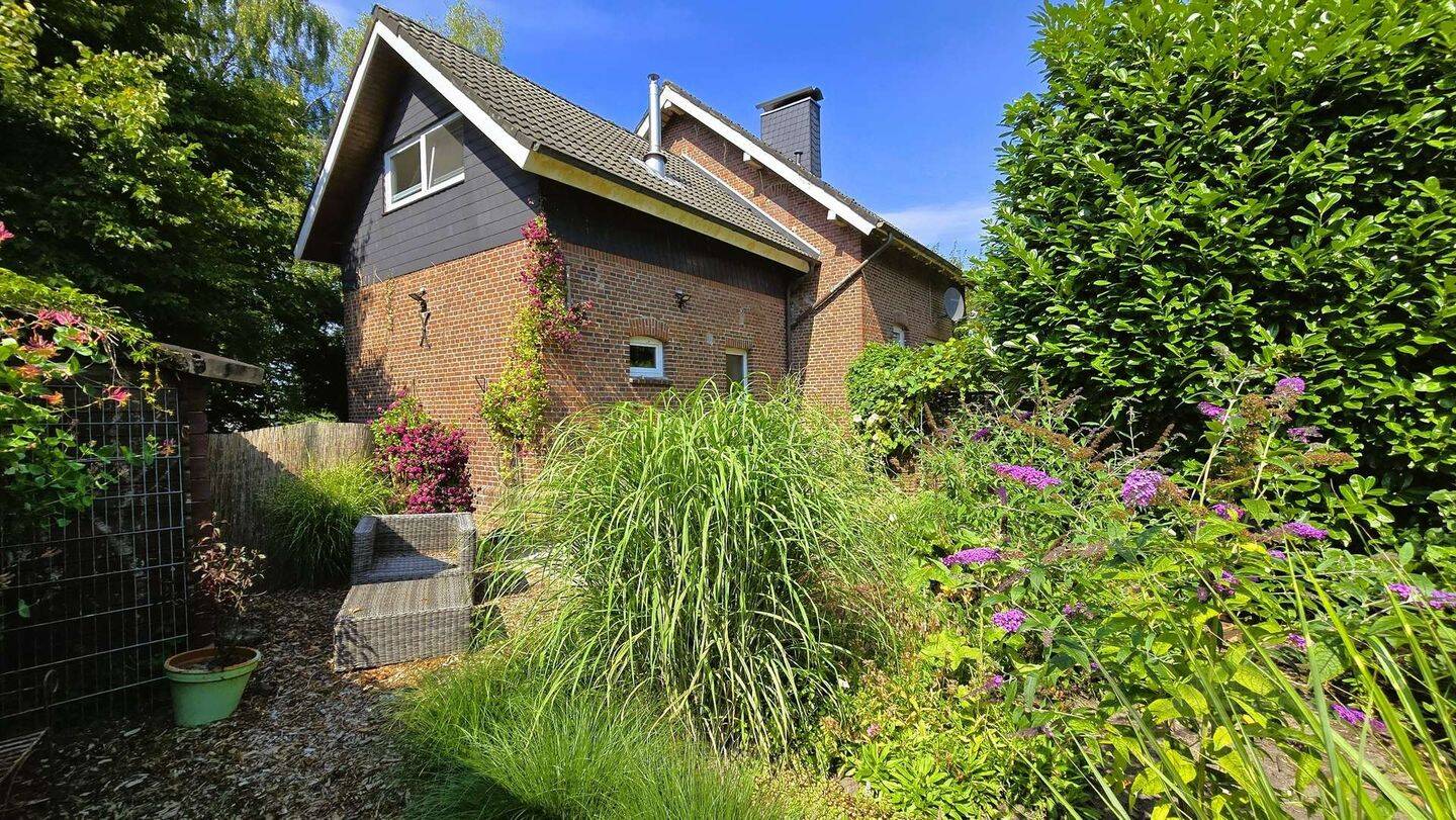 Wohnkomfort trifft Gartentraum – Einfamilienhaus in idyllischer Lage von Sande, 26452 Sande