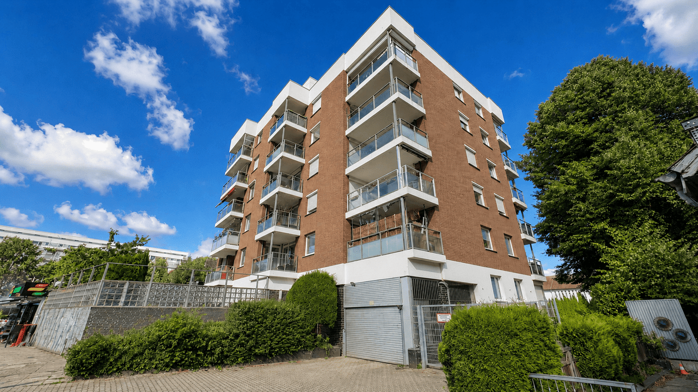 Wohnqualität mit Weitblick – großzügige 2-Zimmer-Wohnung mit Kamin, Tiefgarage und Balkon