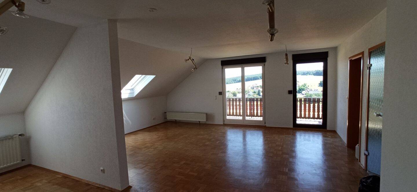Großzügiges Wohnen mit Rhönblick: Gepflegte 3-Zimmer-DG-Wohnung, 36041 Fulda