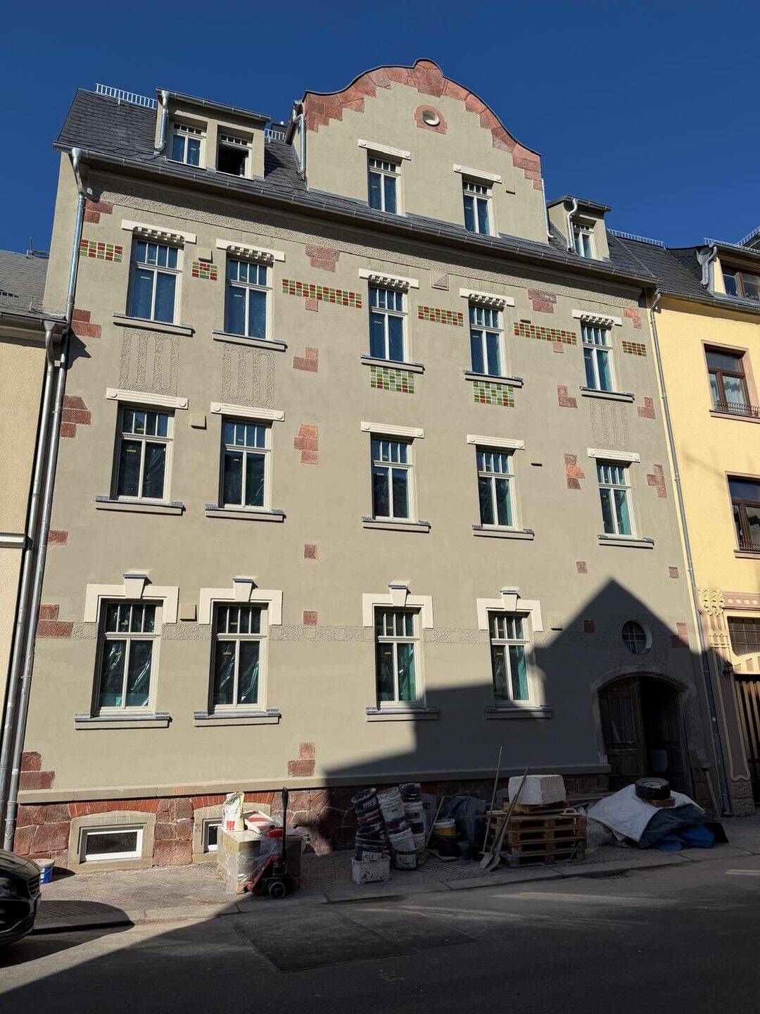 Ein wunderschönes Haus, mit traumhaften und lichtdurchfluteten Wohnungen, diese mit voll ausgestatteter EBK….