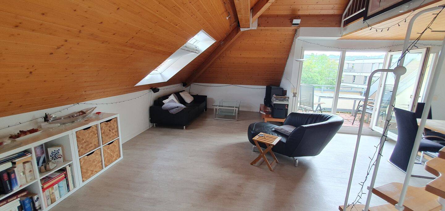 RUHIG WOHNEN IN ZENTRALER LAGE- ELEGANTE 3,5-ZIMMER-DACHGESCHOSS-GALERIEWOHNUNG MIT BALKON UND TIEFGARAGENSTELLPLATZ ZU VERMIETEN, 73550 Waldstetten