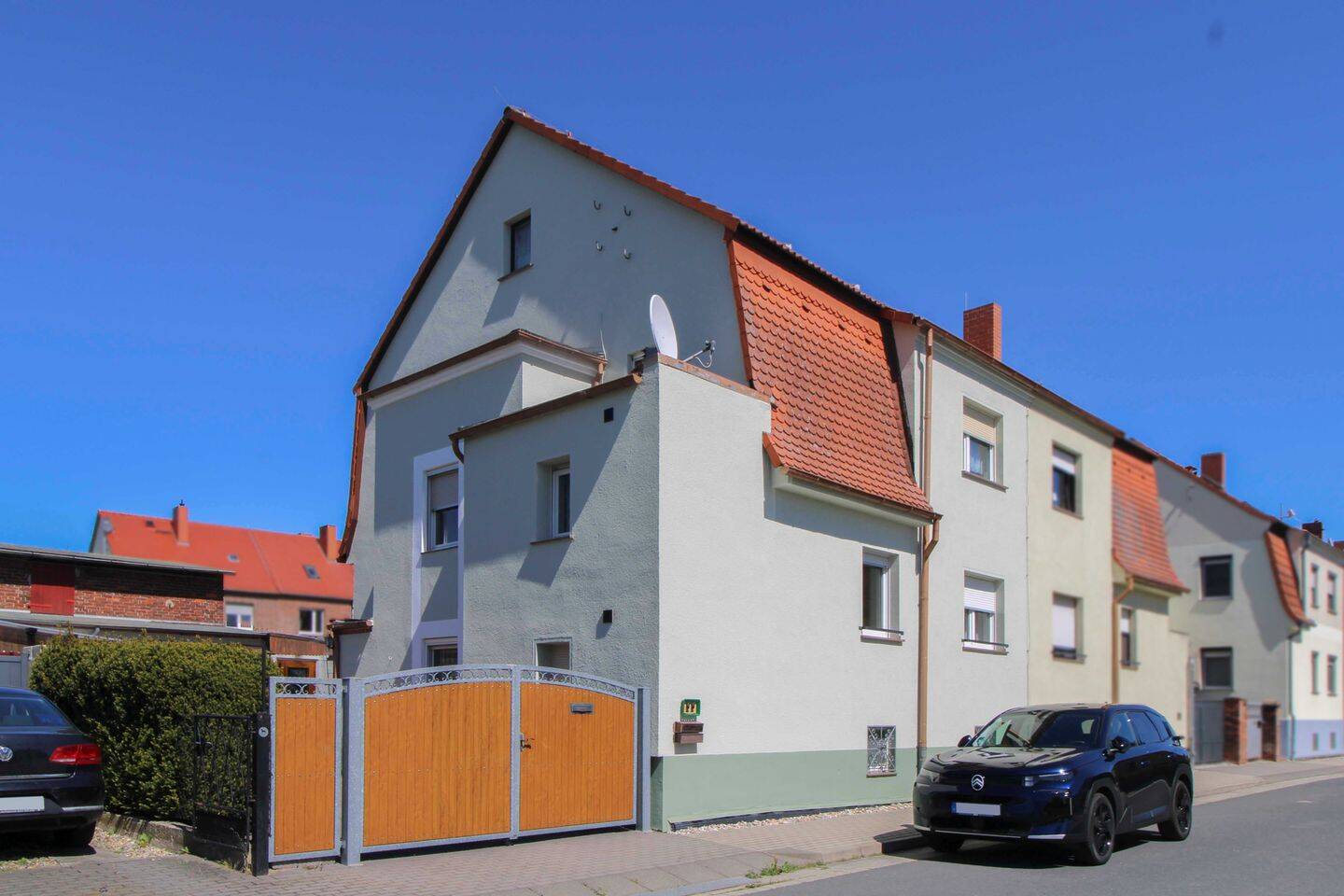 Charmante Doppelhaushälfte mit vielseitigem Nutzungspotenzial, 6888 Wittenberg