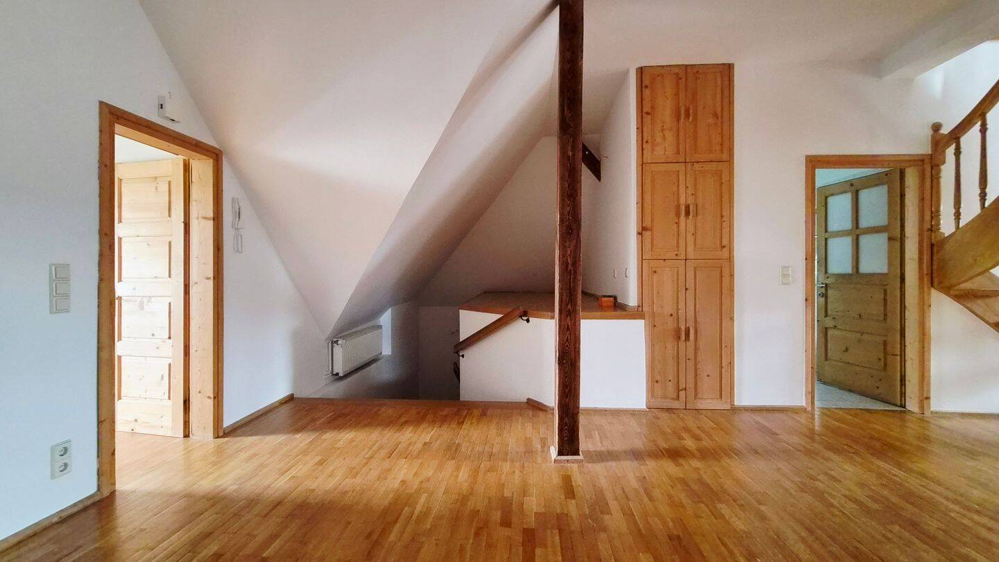 Schrägen, Geschichte & ganz viel Charme – außergewöhnliches Dachgeschoss im Villenviertel Langebrück – sofort bezugsfrei., 1465 Dresden (Langebrück Schönborn)