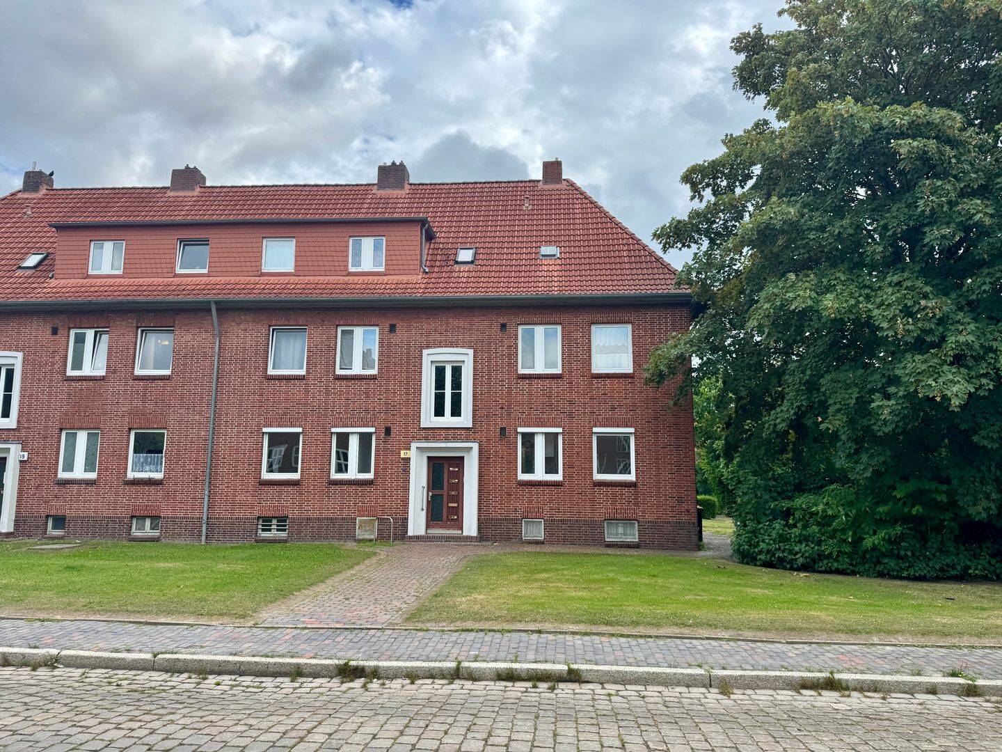 Frisch renovierte 2-Zimmer-Wohnung im Hochparterre – ab sofort bezugsfrei, 26382 Wilhelmshaven (Bant Heppens Innenhafen Innenstadt Siebethsburg)