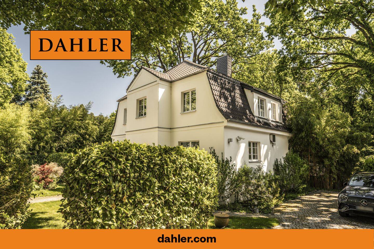 Understated elegance in Wannsee: Renovated hipped-roof villa with a sauna and swimming pond on a sunny lot, 14109 Berlin (Steglitz-Zehlendorf Nikolassee Wannsee)