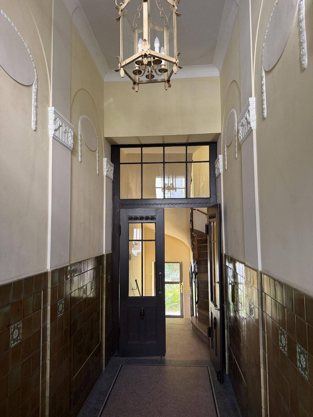 Besondere Wohnung im DG, Parkettboden, Bad mit Dusche, Fenster und Wanne
