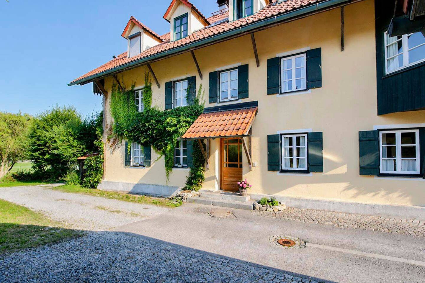 Wohnen im Grünen: Charaktervolle 3-Zimmer-Wohnung mit zwei Balkonen und Gartenidylle, 83714 Miesbach
