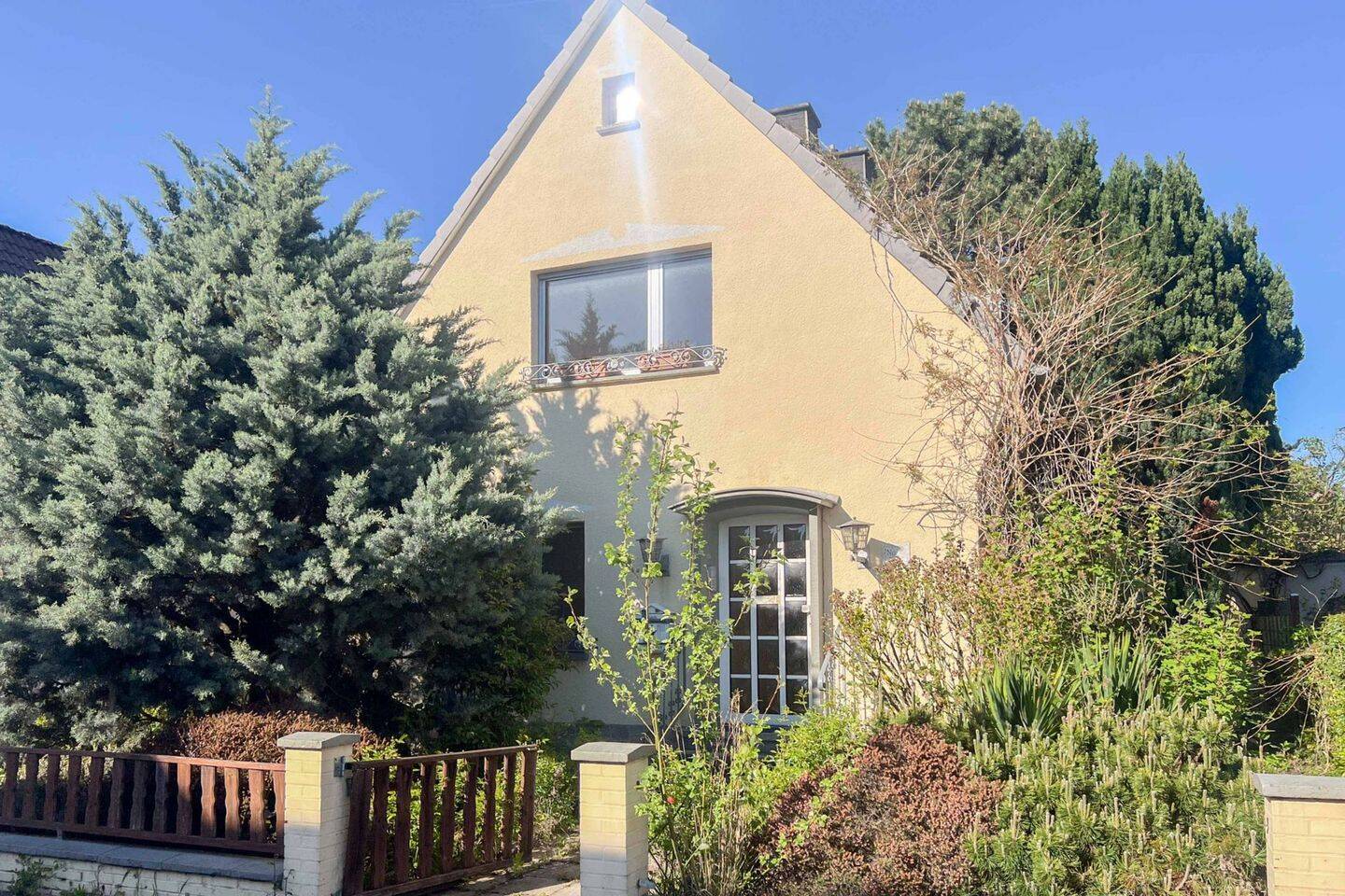 Mitten in Hürth-Efferen: Sanierungsbedürftiges Haus auf gut geschnittenem Grundstück, 50354 Hürth