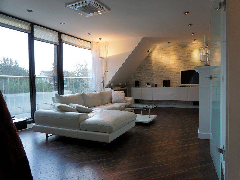 Klimatisierte Maisonette-Wohnung, voll möbliert, mit großer Dachterrasse & Stellplatz, 40547 Düsseldorf (Lörick Niederkassel Oberkassel)