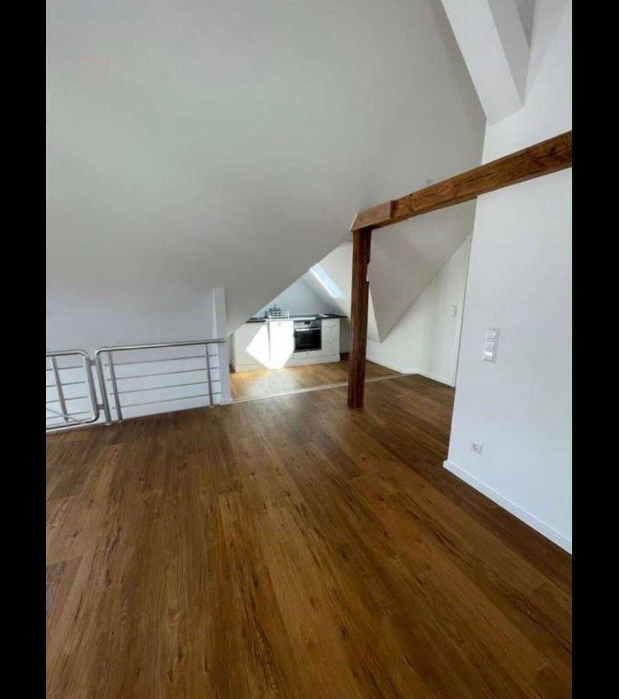 Zentral gelegene 2-Zimmer DG-Wohnung mit Ausblick & Balkon, 78224 Singen (Hohentwiel)