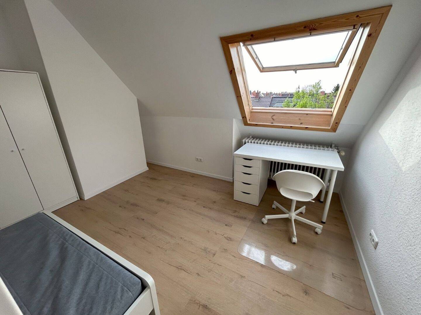 Modernes WG-Zimmer in exklusiver 5er-Frauen-WG – Ludwigshafen, Riedsaumstraße 53