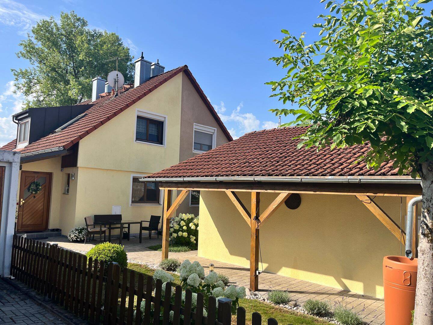 Naturverbundene Doppelhaushälfte mit großer Terrasse in Feldmoching nähe Würmkanal – Erbpacht, 80995 München (Allach-Untermenzing Feldmoching-Hasenbergl Moosach)