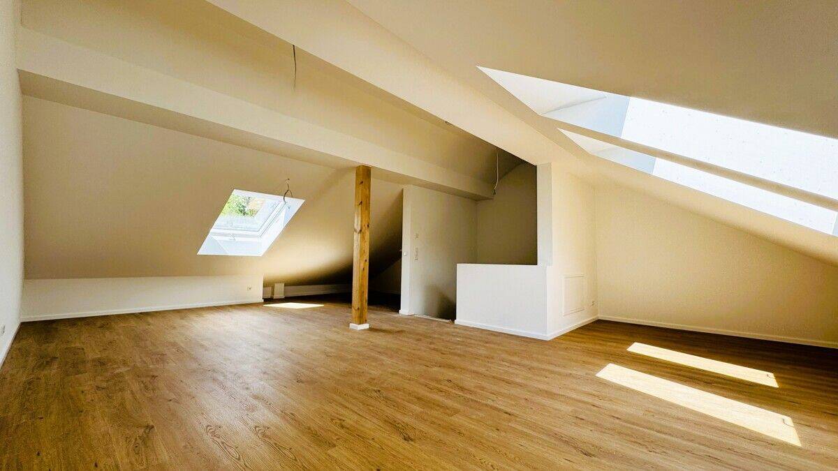 Haus im Haus: 5 Zimmer auf 3 Ebenen mit Garten, Dachstudio und eigenem Grundstück, 83714 Miesbach