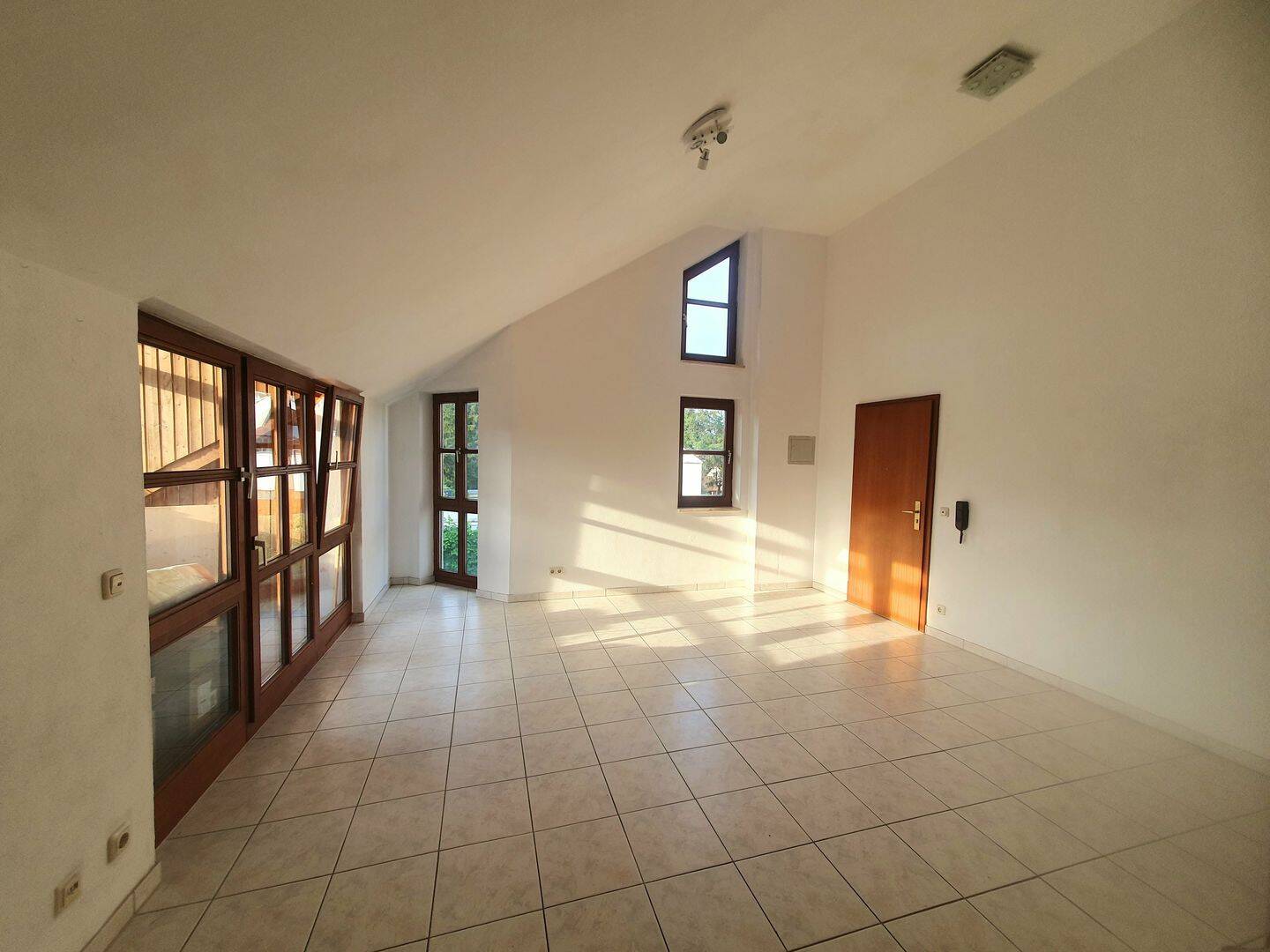 Elegante Dachgeschosswohnung mit erstklassiger Ausstattung für anspruchsvolle Wohnansprüche., 81479 München (Thalk. Obersendl.-Forsten-Fürstenr.-Solln)