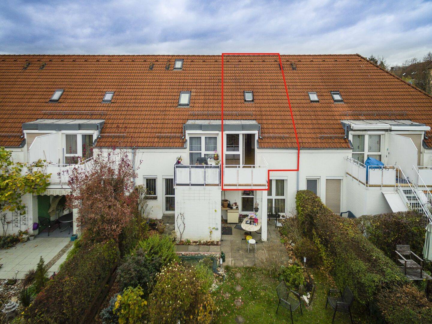 +++ individuelle DG-Maisonette mit separatem Zugang – S-Balkon mit Blick ins Grüne – renoviert – inkl. EBK & Kfz-Stpl…, 70439 Stuttgart (Neuwirtshaus Stammheim Zuffenhausen)