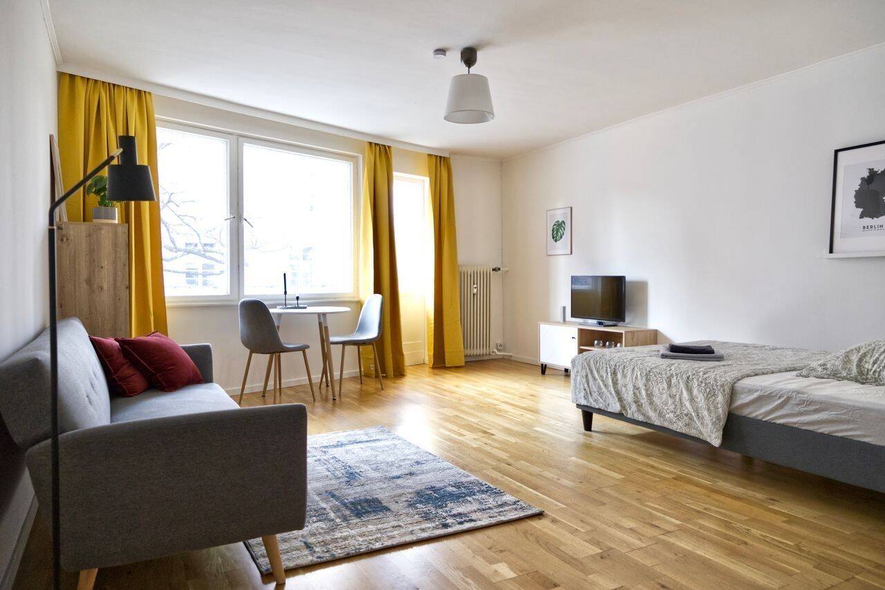 Möbliertes Wohnen mit Sonnenbalkon in Charlottenburg, 14052 Berlin (Charlottenburg-Wilmersdorf Spandau Westend)